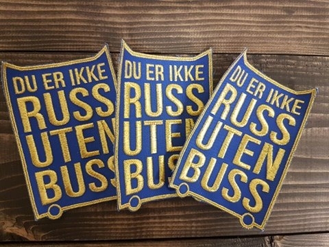 Du er ikke russ uten buss i Gull m/blå bakgrunn 79,- pr. stk.