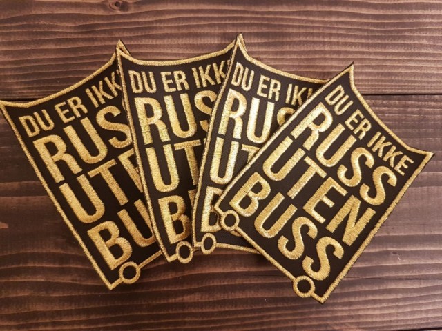 Du er ikke russ uten buss i Gull m/sort bakgrunn